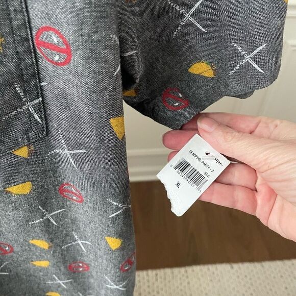NWT Hot Topic Marvel Deadpool Taco Party Woven Short Sleeve Button-Up Shirt XL - Picture 7 of 8
